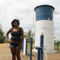 Rosária dos Santos, do assentamento 5 de Janeiro, fez a instalação da água do sistema para sua casa - foto Fernando Augusto (Ascom-Cohidro)