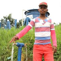 Tiago Elias, ao comparar com a água que tínham para beber, a qualidade melhorou muito com o novo poço - foto Fernando Augusto (Ascom-Cohidro)