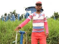 Tiago Elias, ao comparar com a água que tínham para beber, a qualidade melhorou muito com o novo poço - foto Fernando Augusto (Ascom-Cohidro)