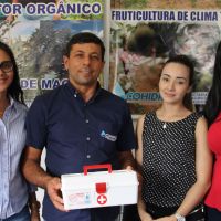 O gerente do Piauí, Gildo Lima, recebendo o kit de primeiro socorros das equipes de saúde da Dissa e Dibem - Foto Michaelle Santiago (Ascom-Cohidro)