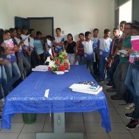 Alunos assistem as explicações as técnicas