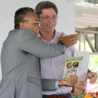 Diretor Joao Fonseca representou a Cohidro no recebimento das cartilhas entregues pelo procurador Adroaldo Bispo - foto Fernando Augusto (Ascom-Cohidro)