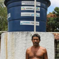 Joao da Conceição, do Camboata, fez a ligação de água do sistema ate a residencia e comemora a melhoria - Foto Michaelle Santiago (Ascom-Cohidro)