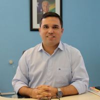 Jose Carlos Felizola agradece o apoio do MPT e parabeniza a agronoma Sonia Loureiro pelo trabalho empregado na cartilha - foto Fernando Augusto (Ascom-Cohidro)