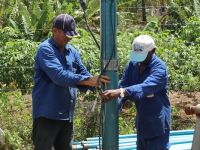Trabalhadores da Cohidro inserem nova bomba no poço do Ladeirinhas B