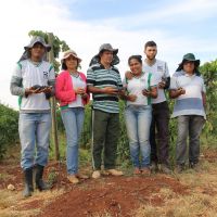 Sidrack, os estagiários do Califórnia e o técnico Joaquim Ribeiro da Cohidro - Foto: Fernando Augusto (Ascom/Cohidro)