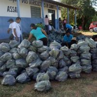Alimentos são repartidos em porções menores para serem entregues à população carente cadastradas no Cras
Foto Edmilson Cordeiro (Califórnia Cohidro)