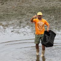 Os produtores rurais colaboram com a limpeza pelo benefício da continuidade da água de irrigação que recebem nos lotes - Foto Fernando Augusto (Ascom/Cohidro)