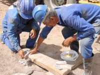 Operadores de sonda da Cohidro recolhem amostras do solo retirado pela perfuratriz a cada 6m. Material que é armazenado para análise dos geólogos da Empresa