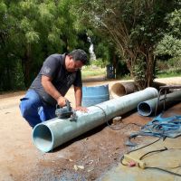 Técnico Oscar fabricando os crivos - Foto Andrea Santos (Califórnia-Cohidro)