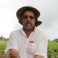 Técnico Willian e a pimenta habanero - foto: Fernando Augusto (Ascom/Cohidro)