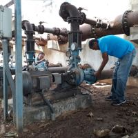 Técnicos fazem limpeza das tubulações das bombas, retirando, principalmente, algas e vegetação aquática - Foto Andrea Santos (Califórnia-Cohidro)