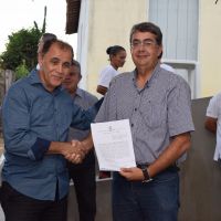 Prefeito Jeferson Santana e o diretor Paulo Sobral da Cohidro assinam convênio - Fotos: Carlos Aristóteles (Ascom/Prefeitura de Maruim)