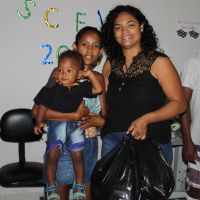 Assistida pelo Cras 1 recebe alimentos da coordenadora Mariele de Oliveira Santos - Foto Fernando Augusto (Ascom Cohidro)