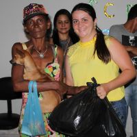 Cooperada da Coocamar recebe doação das mãos da diretora do Cras 2, Manoela Silva Messias Soares - Foto Fernando Augusto (Ascom Cohidro)
