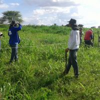 Roberto Ramos, os colegas técnicos e estagiários fazem prática de campo do Balde Cheio em lote do Califórnia - foto arquivo pessoal (11)
