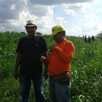 Roberto Ramos, os colegas técnicos e estagiários fazem prática de campo do Balde Cheio em lote do Califórnia - foto arquivo pessoal (7)