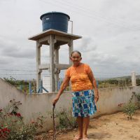Antes da água chegar na porta de Dona Creusa, era necessário pagar o carrego pela água ou ir buscar em tanques - foto Fernando Augusto (Ascom-Cohidro) 2