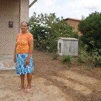 Antes da água chegar na porta de Dona Creusa, era necessário pagar o carrego pela água ou ir buscar em tanques - foto Fernando Augusto (Ascom-Cohidro)