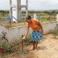 Dona Creusa Natália diz que a água é de boa qualidade, para todo uso da casa - foto Fernando Augusto (Ascom-Cohidro)