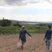 Produtores participam de coleta de solos e aprendem mais de como fazer periodicamente a amostra de solo - foto Fernando Augusto (Ascom-Cohidro)