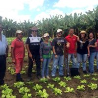 Técnico agrícola Marcos Emílio da Cohidro, professora Gleise, o produtor José Edmilson e os estudantes - foto arquivo pessoal
