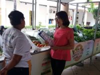 Técnica da Cohidro, Maria Terezinha Albuquerque, distribuiu material impresso que traz métodos de aproveitamento de vegetais, para uma alimentação saudável - Foto Pritty Reis - Ascom Seidh