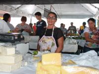 Dona Carmelita ALves comercializa na feira da Ceasa há quase 40 anos. Vende queijos vindos diretamente do Sertão Sergipano. Para ela, as pessoas estão demorando a se acostumar com a mudança da feira, por terem se desencontrado dos clientes, mas o problema mesmo está na falta de escoamento da água quando chove, prejudicando a feira.