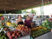 Maria de Lourdes e Maria Lucia Nunes de Jesus, mãe e filha, tem 38 anos com uma banca na Ceasa. Dizem que com a mudança no local da feira melhorou, com o aumento do estacionamento para os clientes.