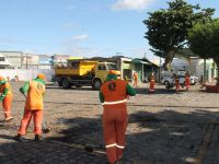 Varrição, capinagem e limpeza da área da Ceasa e feira semanal - foto Fernando Augusto (Ascom Cohidro)