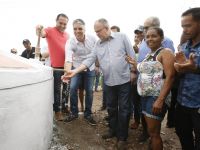 Dona Marina dos Santos comemora a nova cisterna ao lado do governador Belivaldo Chagas - Foto: Victor Ribeiro (ASN)