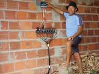 Claudemir Ribeiro mostra o sistema que automatiza a irrigação, sem a necessidade de abrir e fechar os registros manualmente no lote - foto Ascom Cohidro