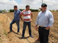 Diretor João Fonseca, gerente Augusto Cesar e o presidente Carlos melo acompanham a instalação em lote de irrigante da Ribeira - foto Ascom Cohidro