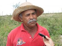 Genilson do Burro tem lote distante da EBs e estava recebendo a instalação do kit de irrigação para regularizar pressão - foto Ascom Cohidro