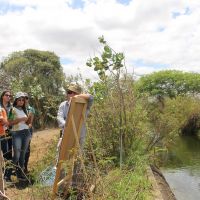 Aula ocorre na margem do canal C-01, que abastece a EB-2 e esta, as EBs 3, 4, 5, 6 e 7, até chegar da água chegar as lavouras (foto Ascom Cohidro)