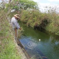 Medir tempo que um objeto leva para percorrer um espaço é outro método de determinar a vazão de um canal trapezoidal (Foto Ascom Cohidro)