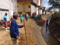 Mutirão de limpeza do canal C1. Depois de coberto, não será mais becessária essa mobilização