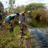 Professor Rogério utiliza equipamento próprio para medir a velocidade da água e assim determinar a vazão do canal (Foto Cohidro Califórnia)