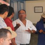 Alunos foram recepcionados na sala de reuniões do escritório do perímetro, para uma explicação introdutória sobre o polo irrigado feita também pelo técnico Marcos Emílio - Foto: Isabela Menezes (Ascom/Cohidro)