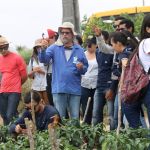 Técnico Willians Domingos da Cohidro explicou aos visitantes dos os aspectos da assistência dada aos irrigantes - Foto: Isabela Menezes (Ascom/Cohidro)