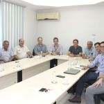 Diretor João Fonseca (centro) e os engenheiros das duas empresas reunidos na Cohidro (foto Fernando Augusto - Ascom/Cohidro)