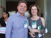 João Fonseca (diretor de irrigação Cohidro) e Maria Lúcia Ferraz (gerente geral de perímetros Cohidro) -foto Stefânia Leal (Ascom/Cohidro)