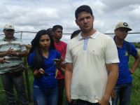 Professores João Paulo e Anelise organizaram a visitação aos lotes do perímetro (Foto: Arquivo Pessoal)